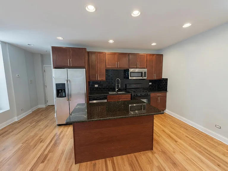 1741 W Erie St #1R — Photo 9