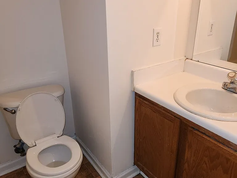860 Darby St — Photo 16
