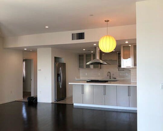4th image of 201 N Manhattan Pl APT 402