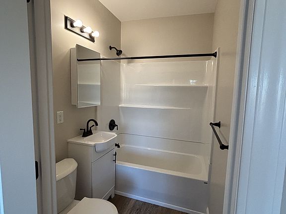 5th image of 421 W 3rd St #101