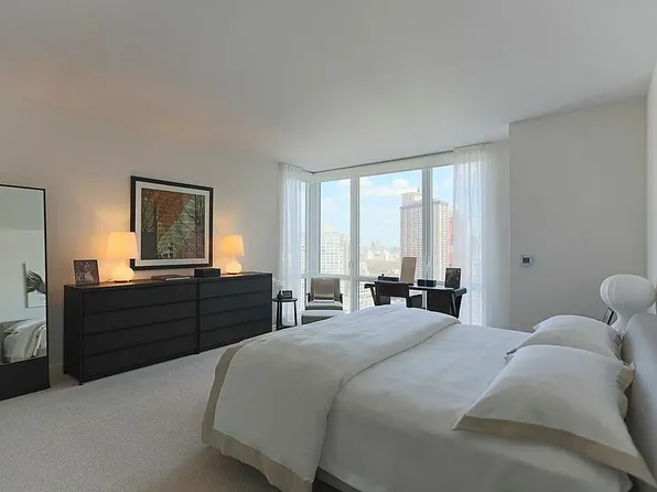 160 W 62nd St, New York, NY