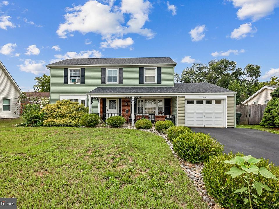 1st image of 40 Berkshire Ln