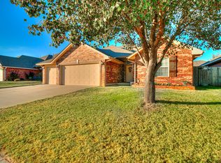 913 SW 38th St, Moore, OK 73160