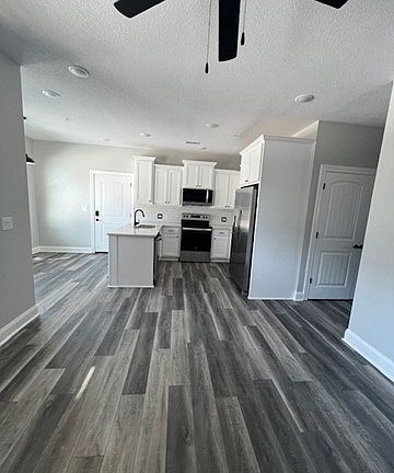 3rd image of 1501 S State Fair Blvd #2B-2Ba-937Sqft