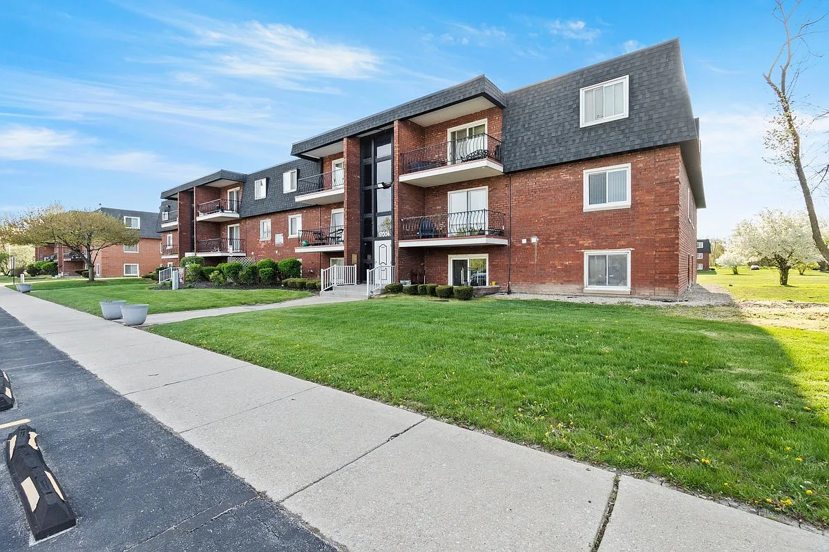 17004 Novak Dr APT 203 photo 1