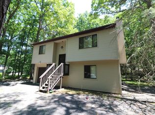 109 Surrey Ln, Lords Valley, PA 18428