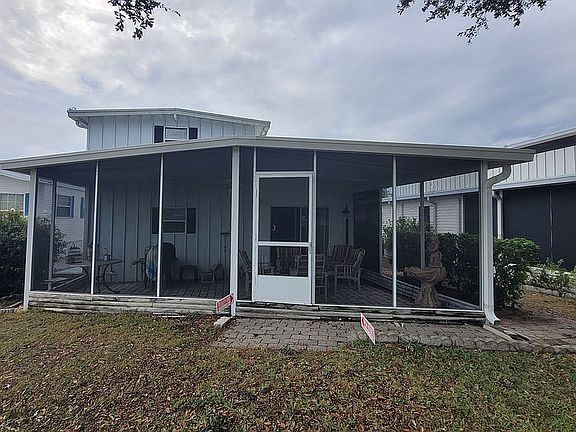 3rd image of 304 Saw Grass St