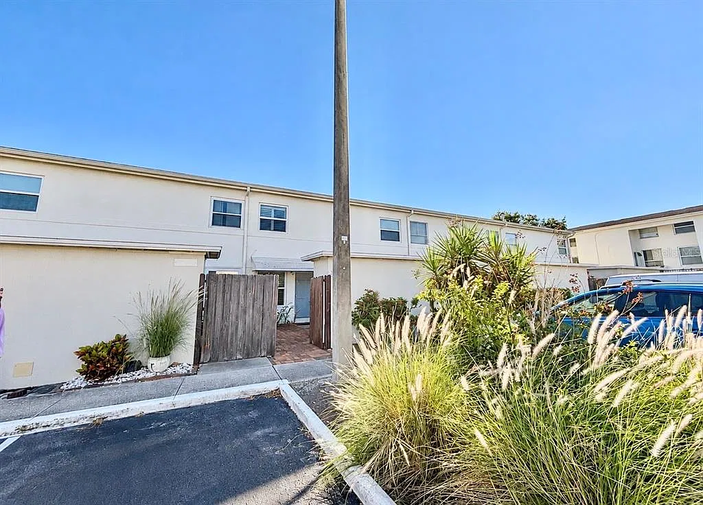2 bed, 1.5 bath, 1044 sqft, $1,900 — Photo 2