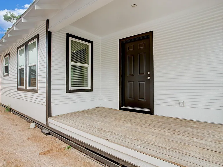 6109 N Main St — Photo 2