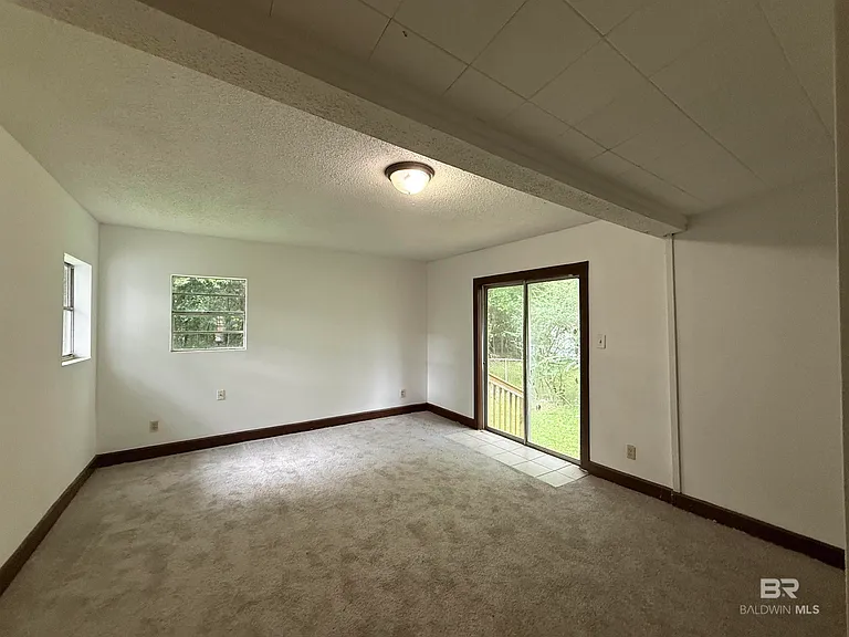 672 Burden St — Photo 9