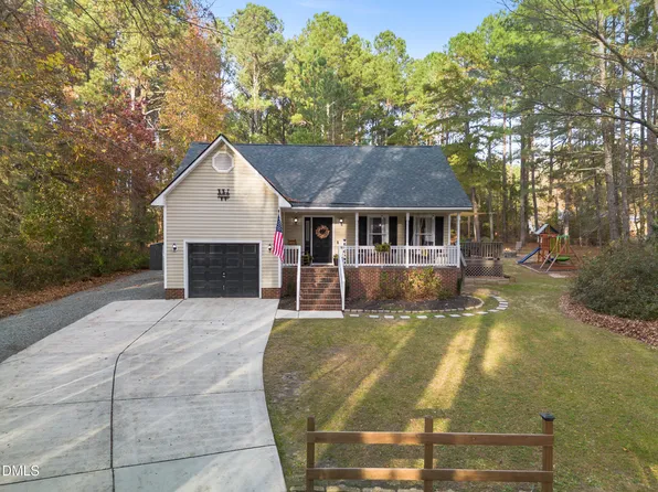 137 Dewar St, Fuquay Varina, NC 27526