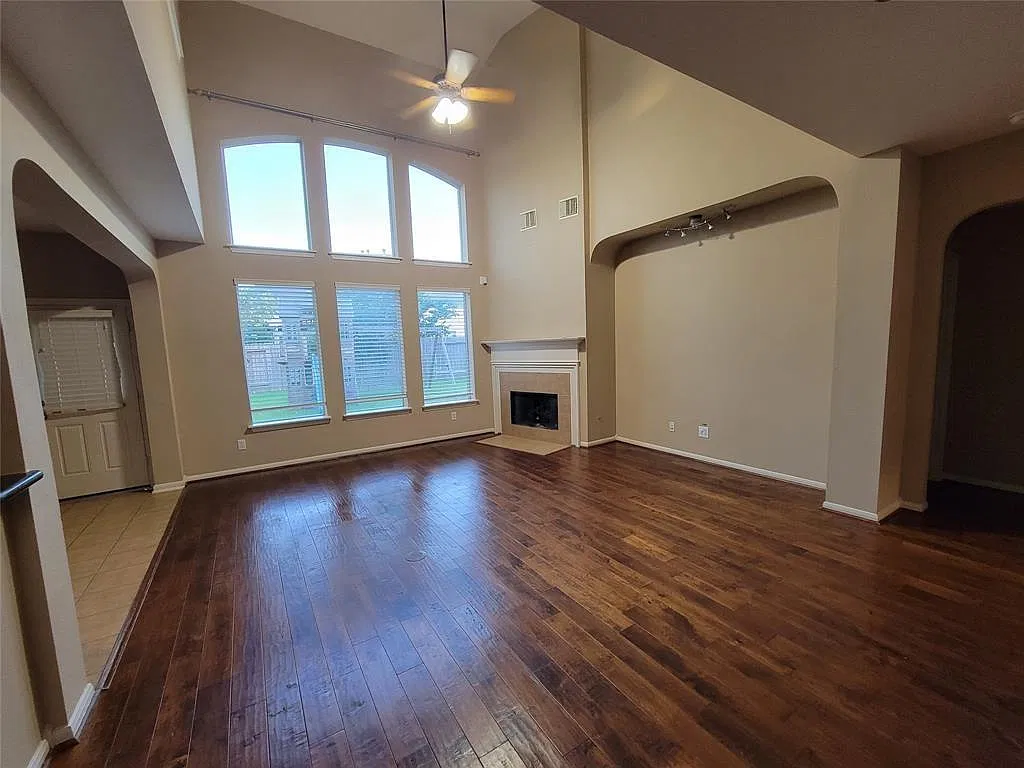 4 bed, 2.5 bath, 2743 sqft, $3,000 — Photo 4