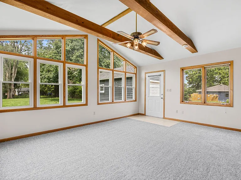 3401 Seneca Ave — Photo 8