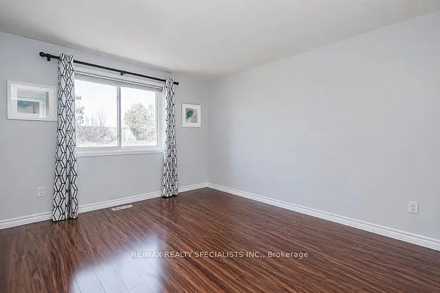 110 Steeles Cres — Photo 7