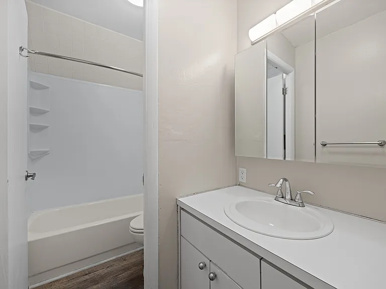 Thomas Logan Apartments — Photo 14