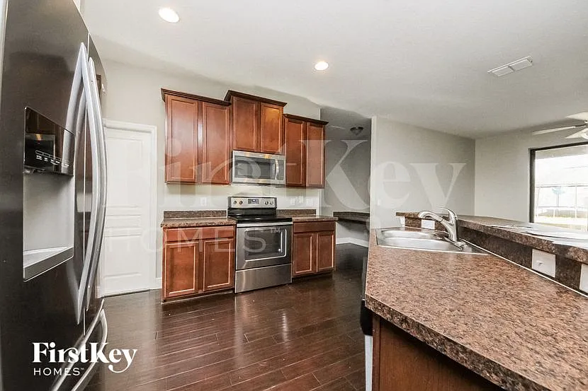 4 bed, 3.0 bath, 2171 sqft, $2,470 — Photo 4