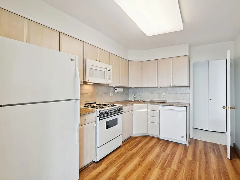 2401 Pennsylvania Ave #15A2 — Photo 4