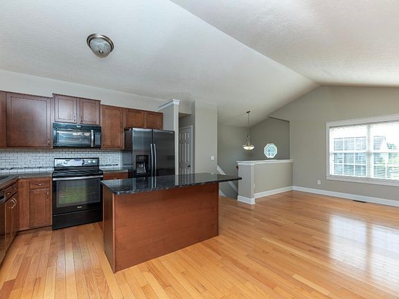 2nd image of 555 Astoria Ct