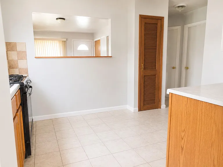 27392 Osmun St — Photo 8