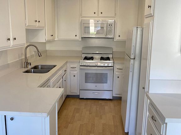 5th image of 921 Granville Ave APT 2
