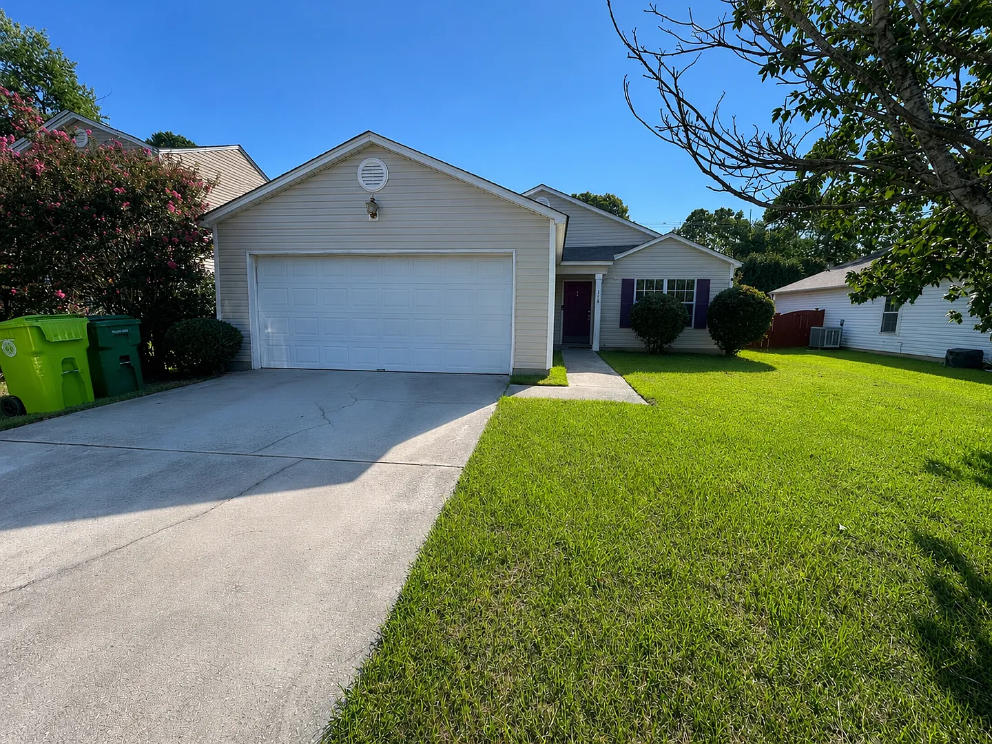 3 Bedrooms | 2 Bathrooms | Approx. 1,400 Sq. Ft. — Photo 1