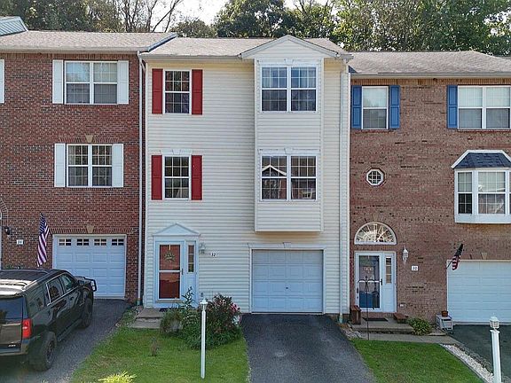 4th image of 32 Fairway Dr