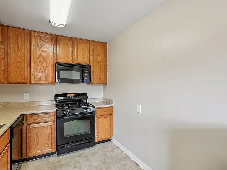 Versailles Apartments — Photo 17