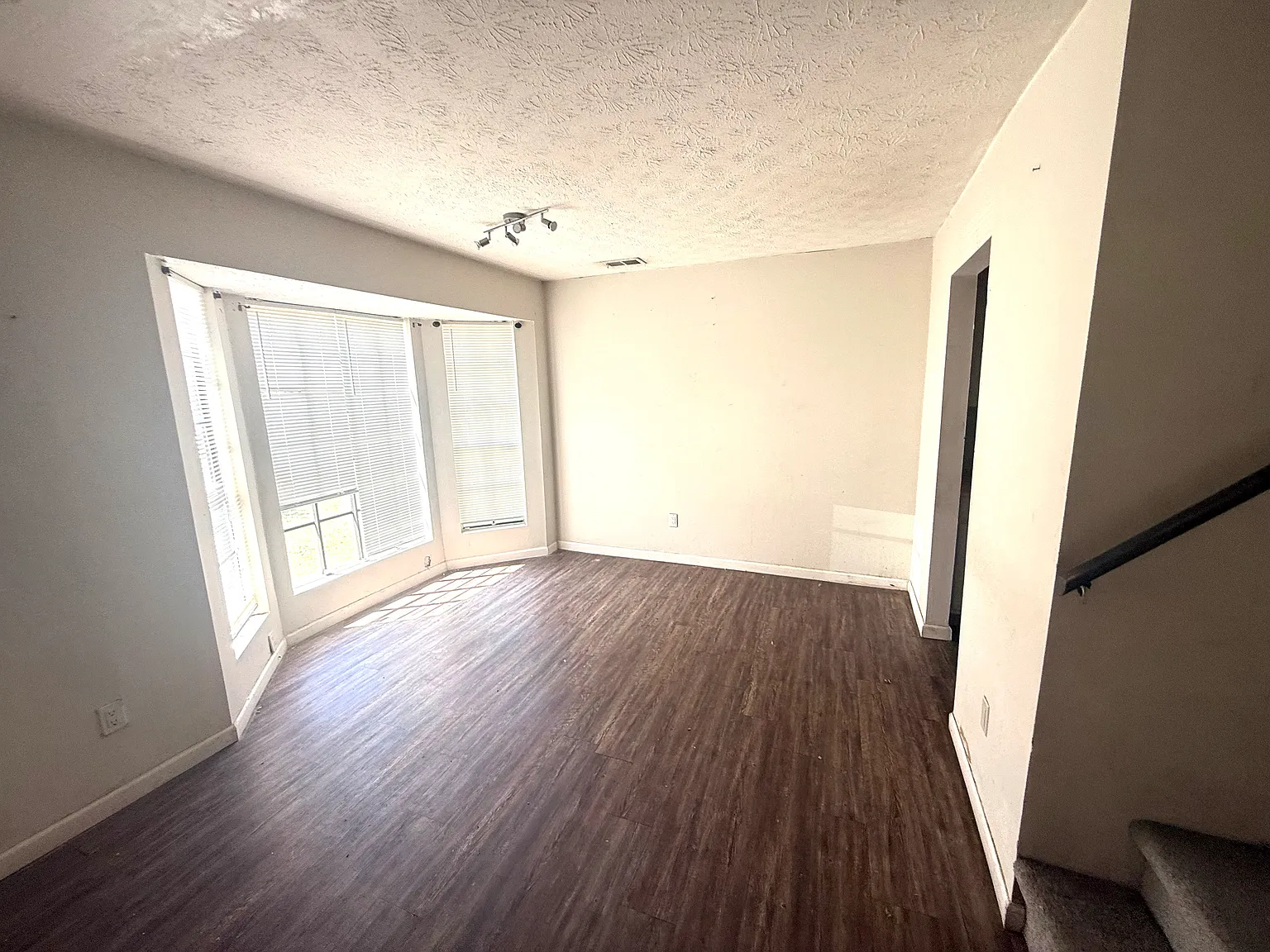 3 bed, 1196 sqft, $1,850 — Photo 3