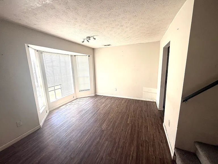 1008 Pine Tree Trl — Photo 3