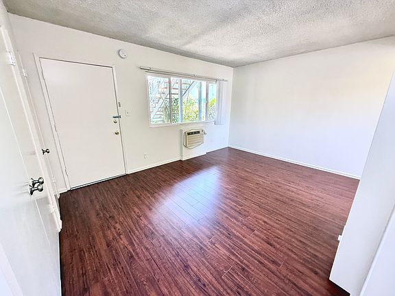 4th image of 8750 Woodman Ave #12