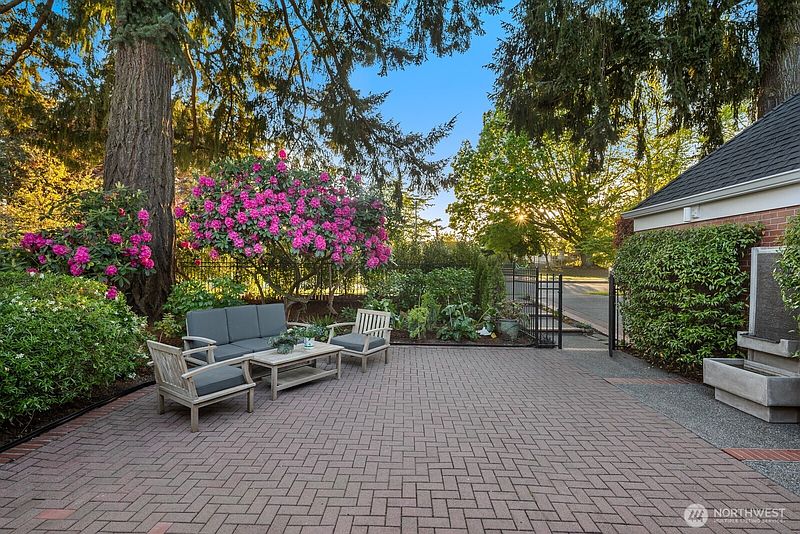 2nd image of 7044 50th Avenue NE