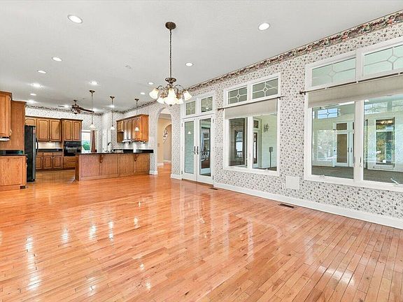 3rd image of 323 Harmon Rd