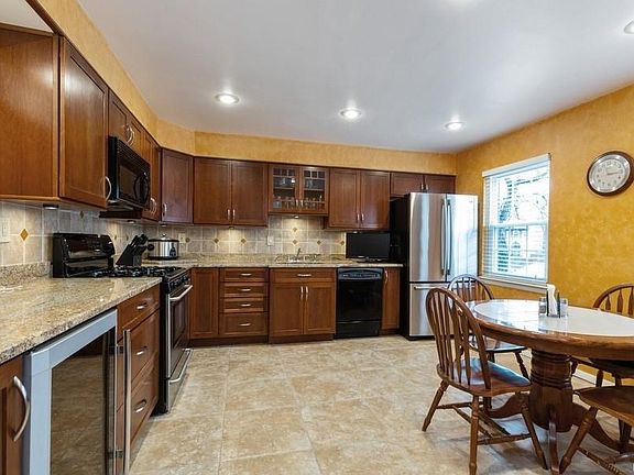 3rd image of 437 Genesee Ct