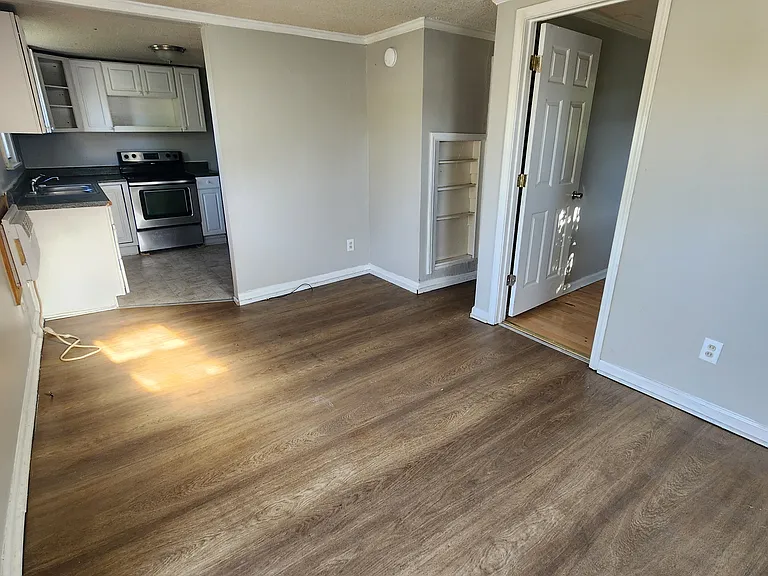 826 Hanover St — Photo 4