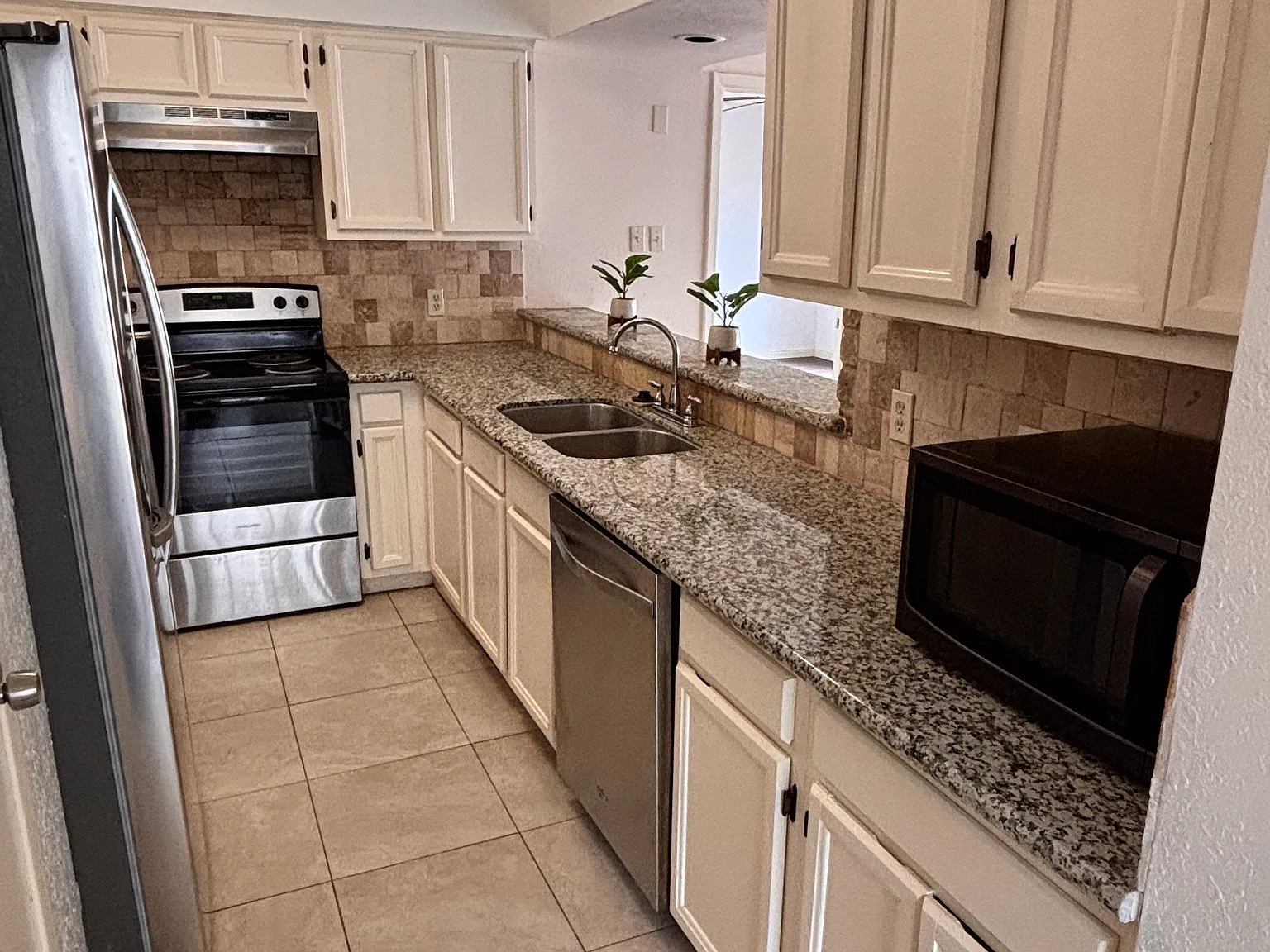 3 bed, 1599 sqft, $1,800 — Photo 4