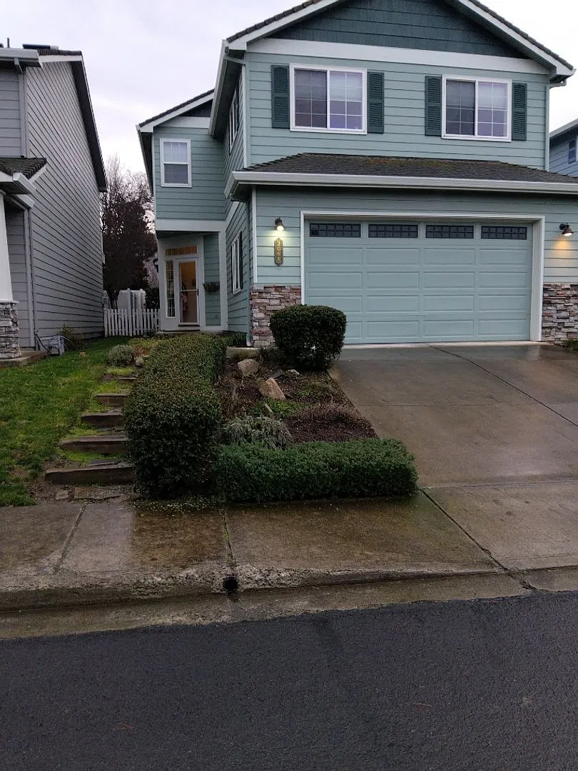 Comfortable 3 Bedroom, 2 Bathroom Home in Ashland — Photo 1