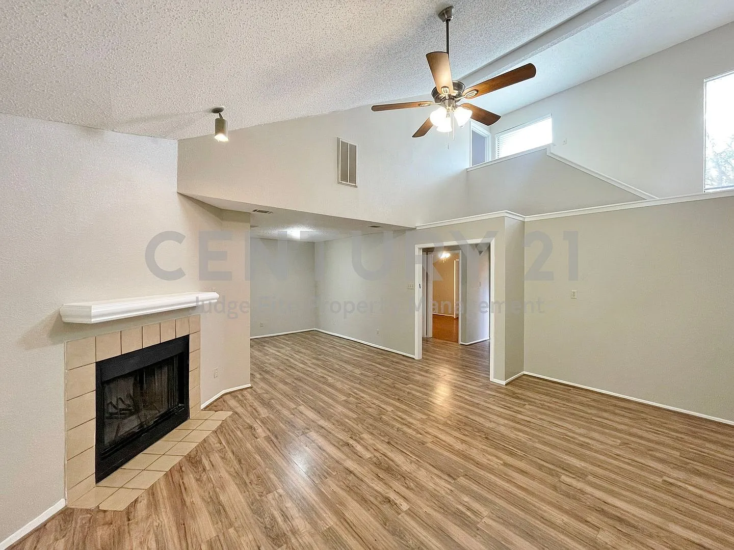 Cute 2-Story 2/2/2 Townhome in Irving For Rent! — Photo 4