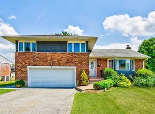 7 Aster Dr, Hicksville, NY 11801