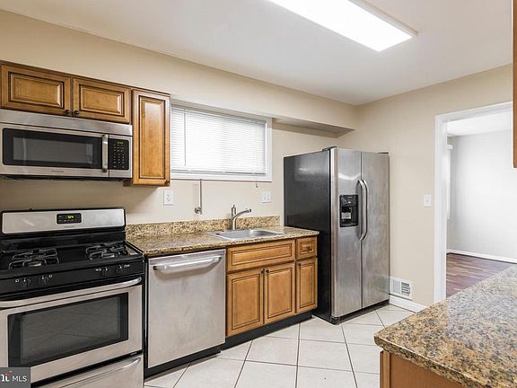 updated kitchen w/granite countertops