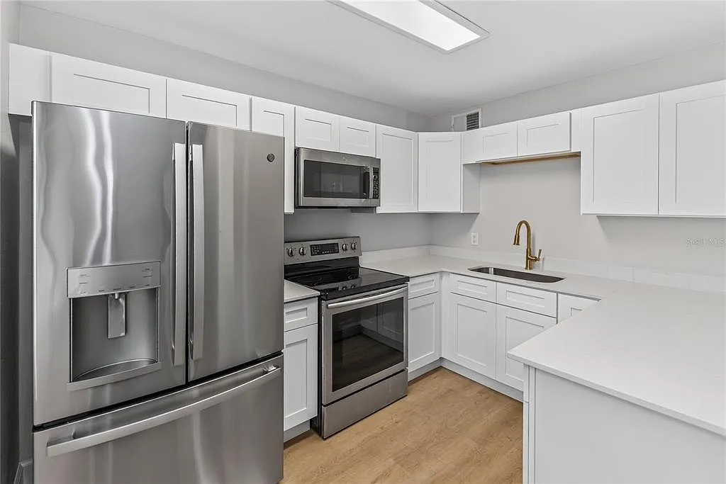 2 bed, 1.0 bath, 787 sqft, $2,300 — Photo 2
