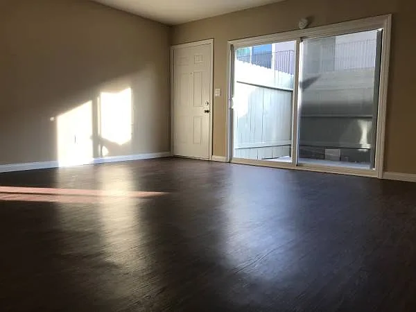 Elmwood Apartments — Photo 10