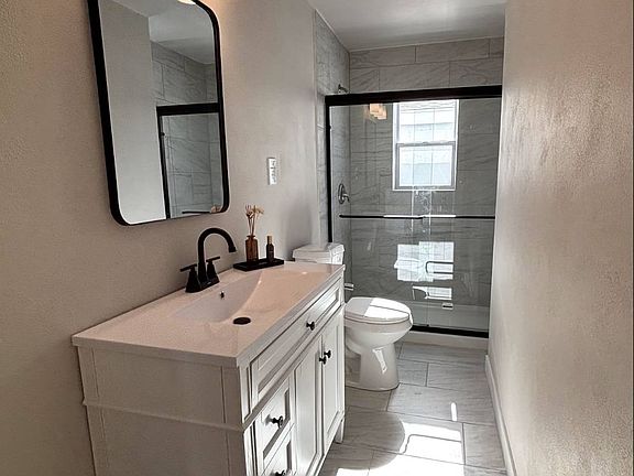 5th image of 712 W H St