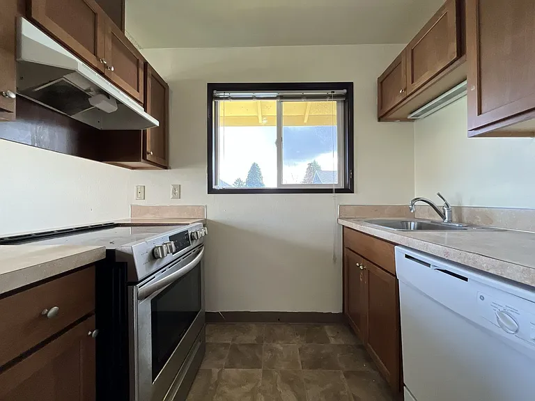 4660 NE Lombard St — Photo 10
