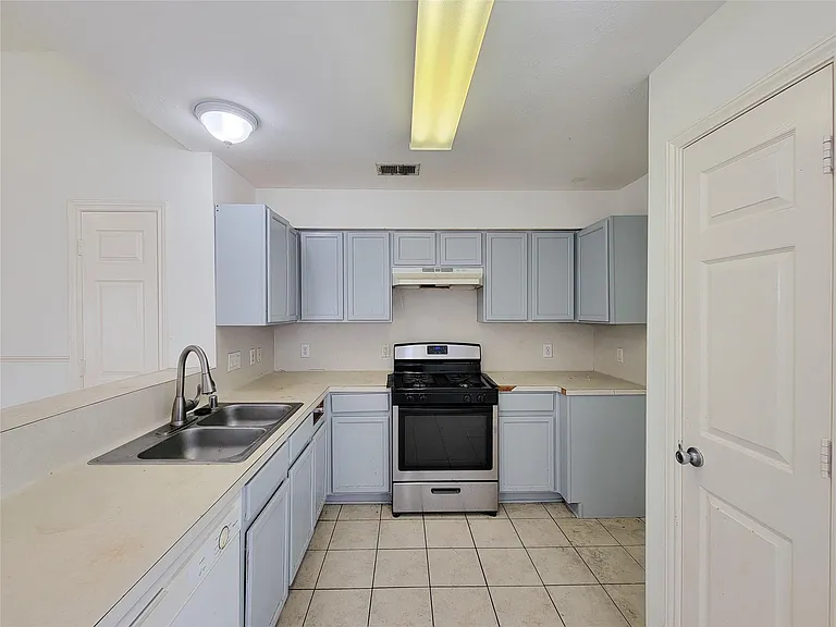 16006 Hiram Clarke Rd — Photo 12