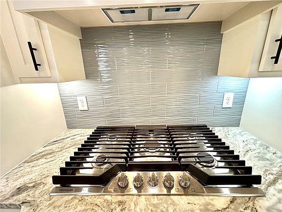 5th image of 602 Oakley St