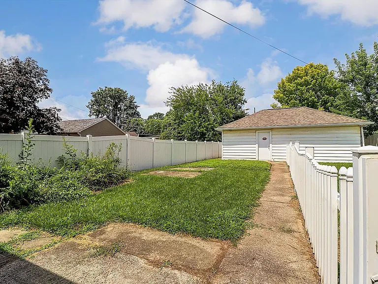 40 E Markison Ave — Photo 14