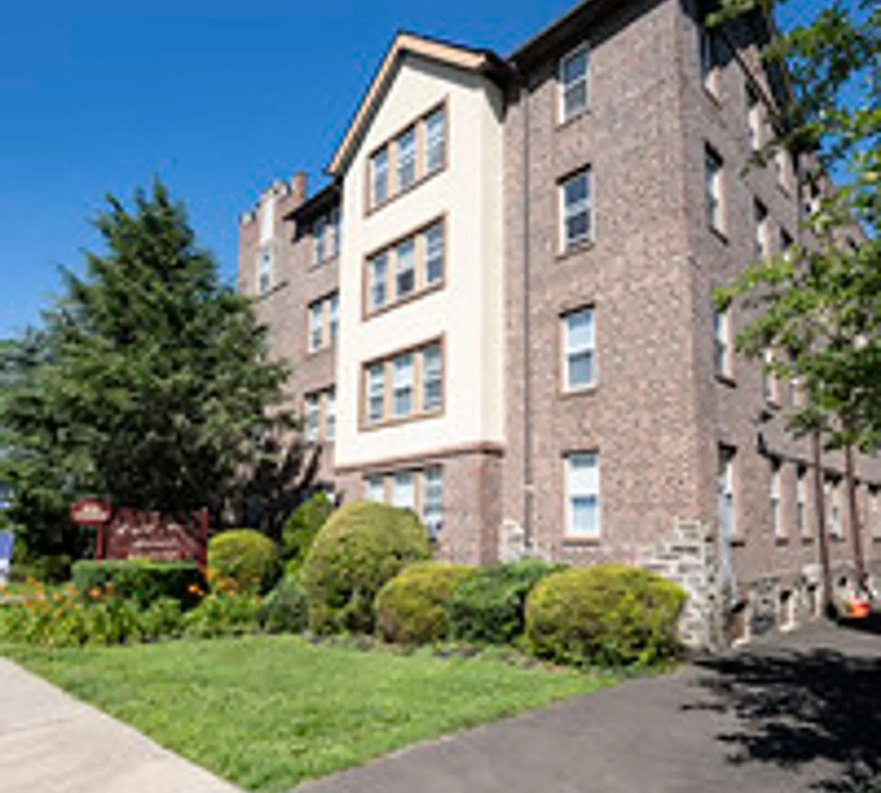 **English Manor Apartments Timeless Charm in the Heart of East Germantown** — Photo 2