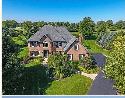 3rd image of 38W613 Clubhouse Dr