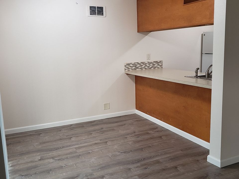 1st image of 704 NE Kane Dr #103