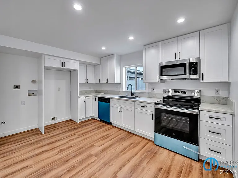 11845 Hamlin St — Photo 4